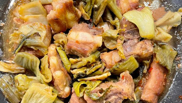 sườn non kho dưa cải